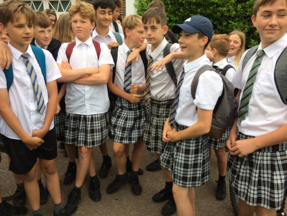 Lázadás: brit gimis fiúk rövid szoknyát húztak, hogy tiltakozzanak a rövidnadrág-tilalommal szemben