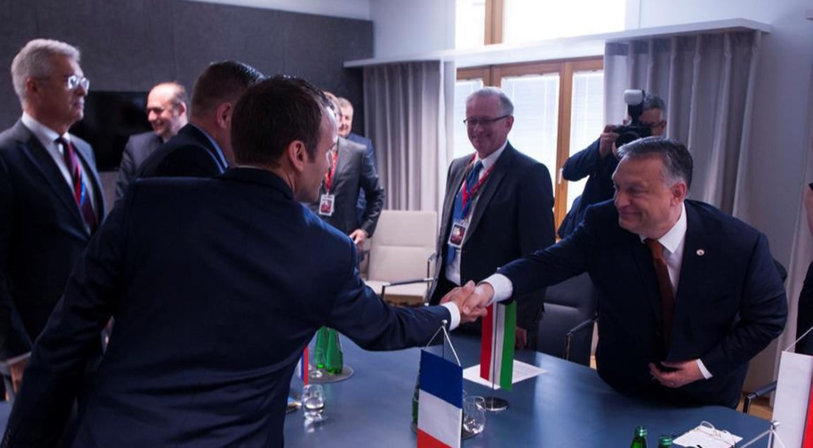 Macron és Orbán kezet fogtak.
