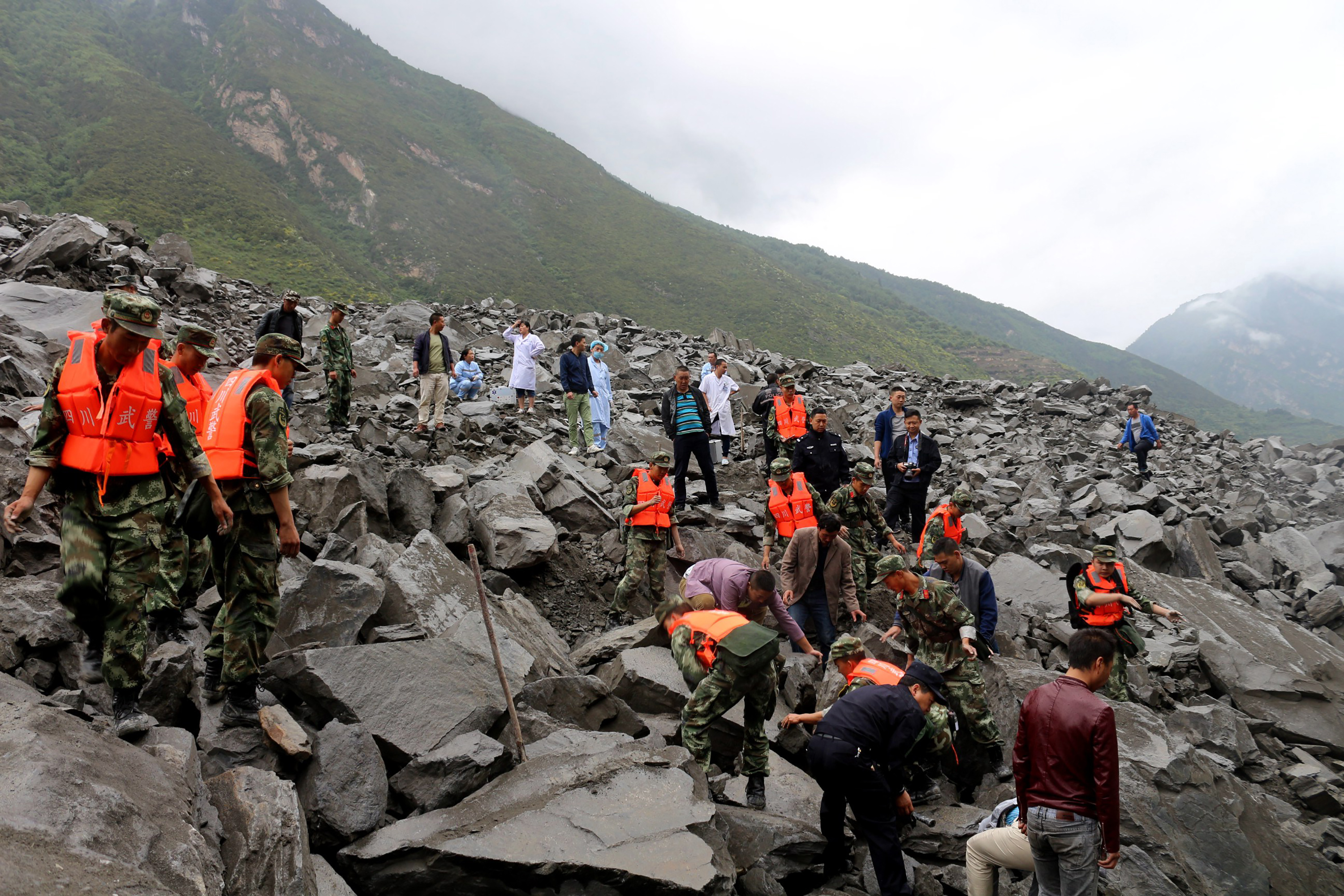 Ezrek kutatnak Kínában a földcsuszamlás áldozatai után