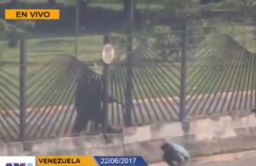 Élő adásban végeztek ki egy tüntetőt a venezuelai katonák