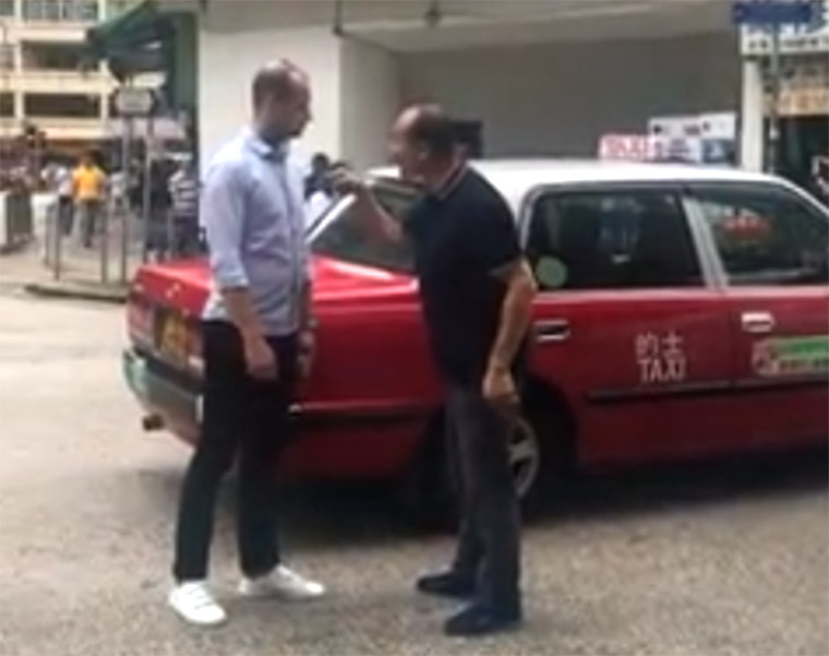 „Go back to your country, motherfucker” – oktatta ki a reklamáló turistát a hongkongi taxis