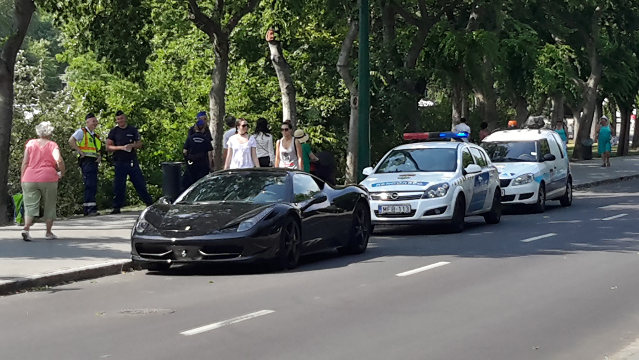 Nagy erőkkel várja a rendőrség a Margitszigeten parkoló Ferrari tulajdonosát
