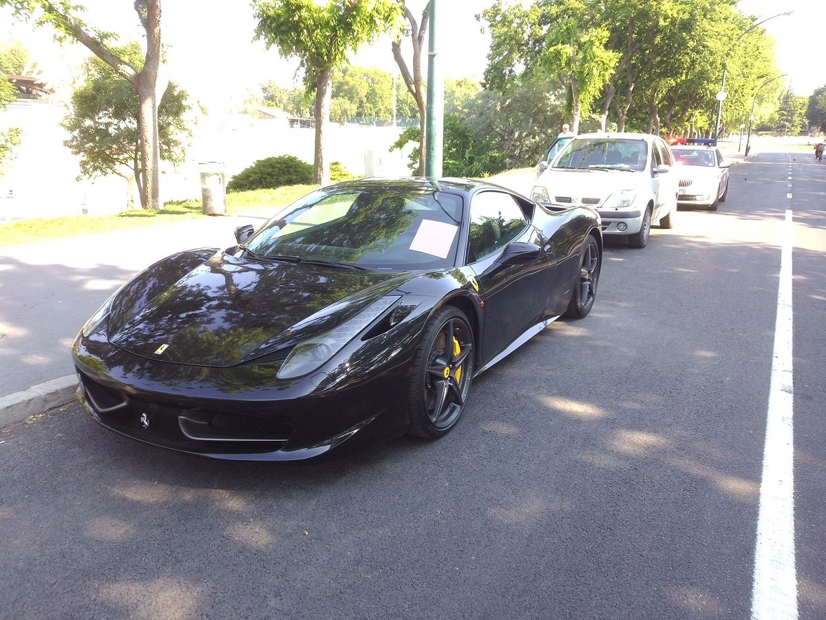 Rendszeresen a Margitszigeten parkol a fekete Ferrari