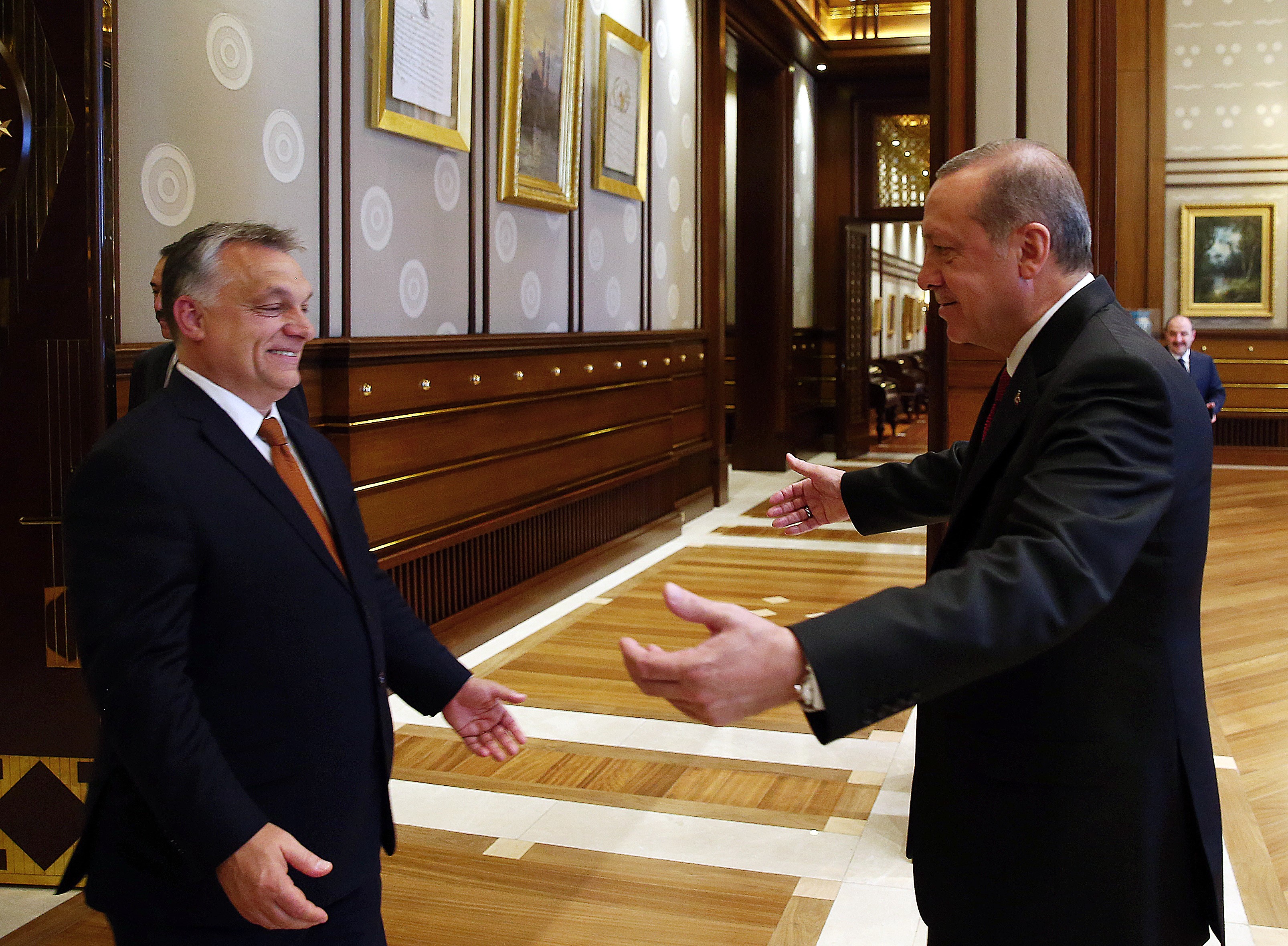 Recep Tayyip Erdogan fogadja Orbán Viktort Ankarában 2017. június 30-án.