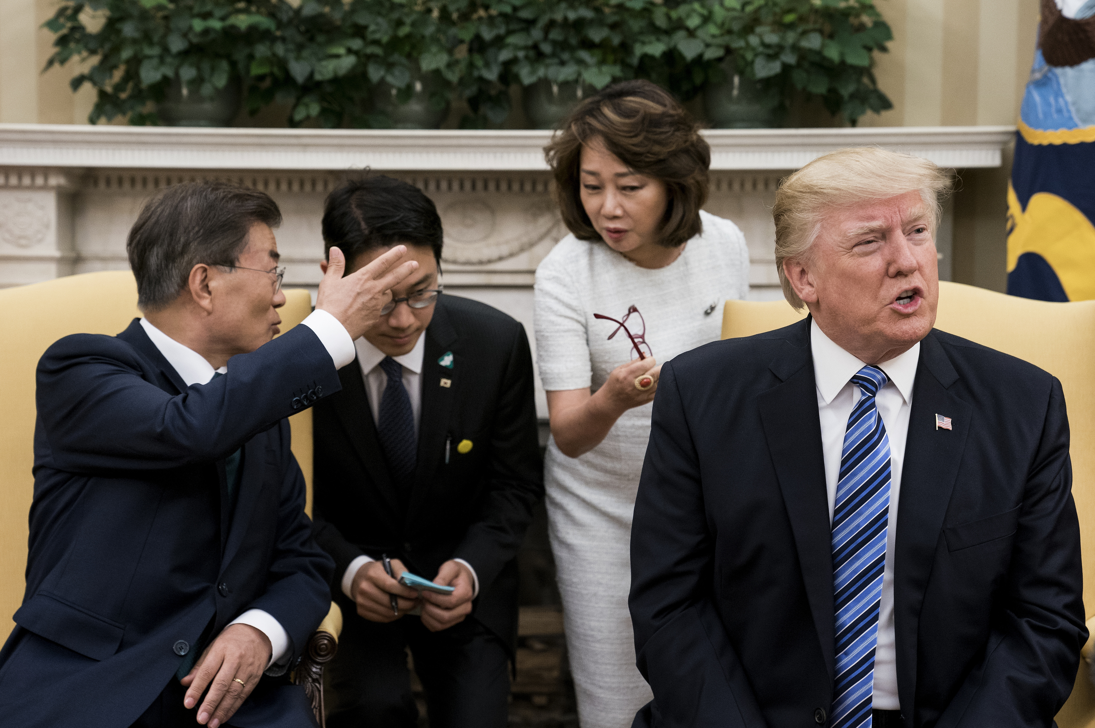 Trump most a dél-koreai elnökbe szállt bele