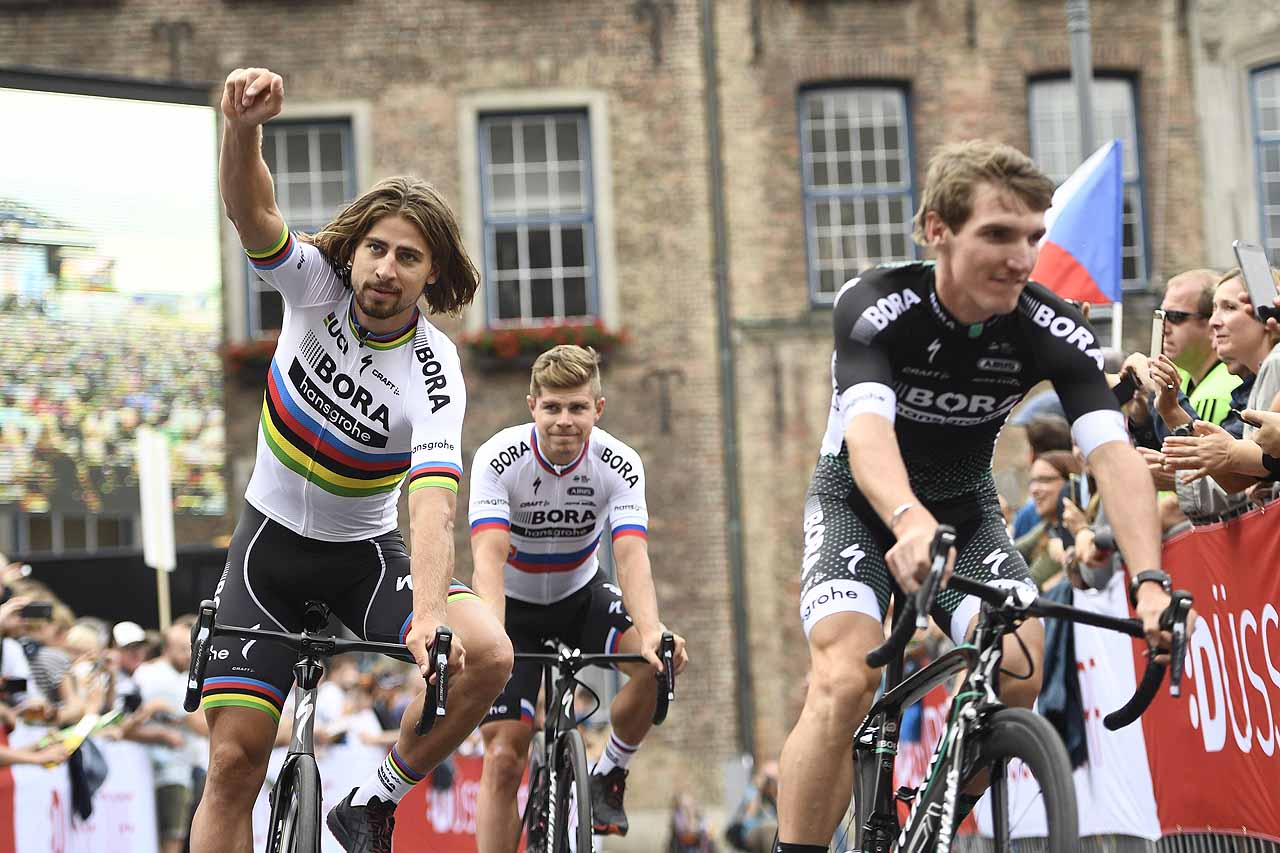 Peter Sagan és csapattársai a Tour düsseldorfi bemutatóján. Mögötte öccse a szlovák bajnok Juraj.