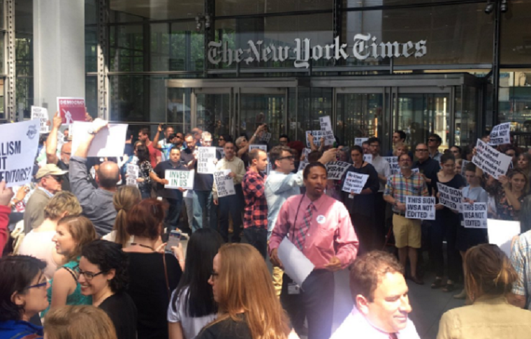 A szerkesztőikért tüntettek a New York Times dolgozói