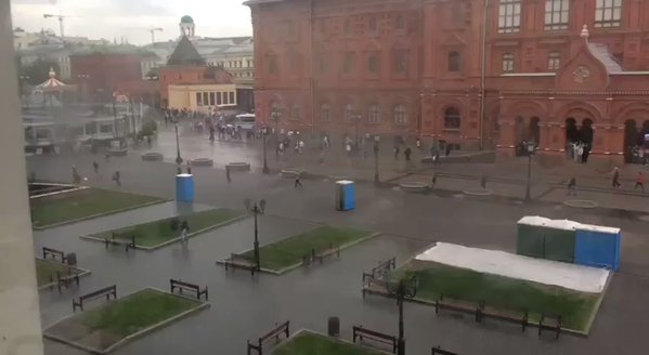 Az erős szélben elszabadult toitoi-ok kergettek meg embereket Moszkvában