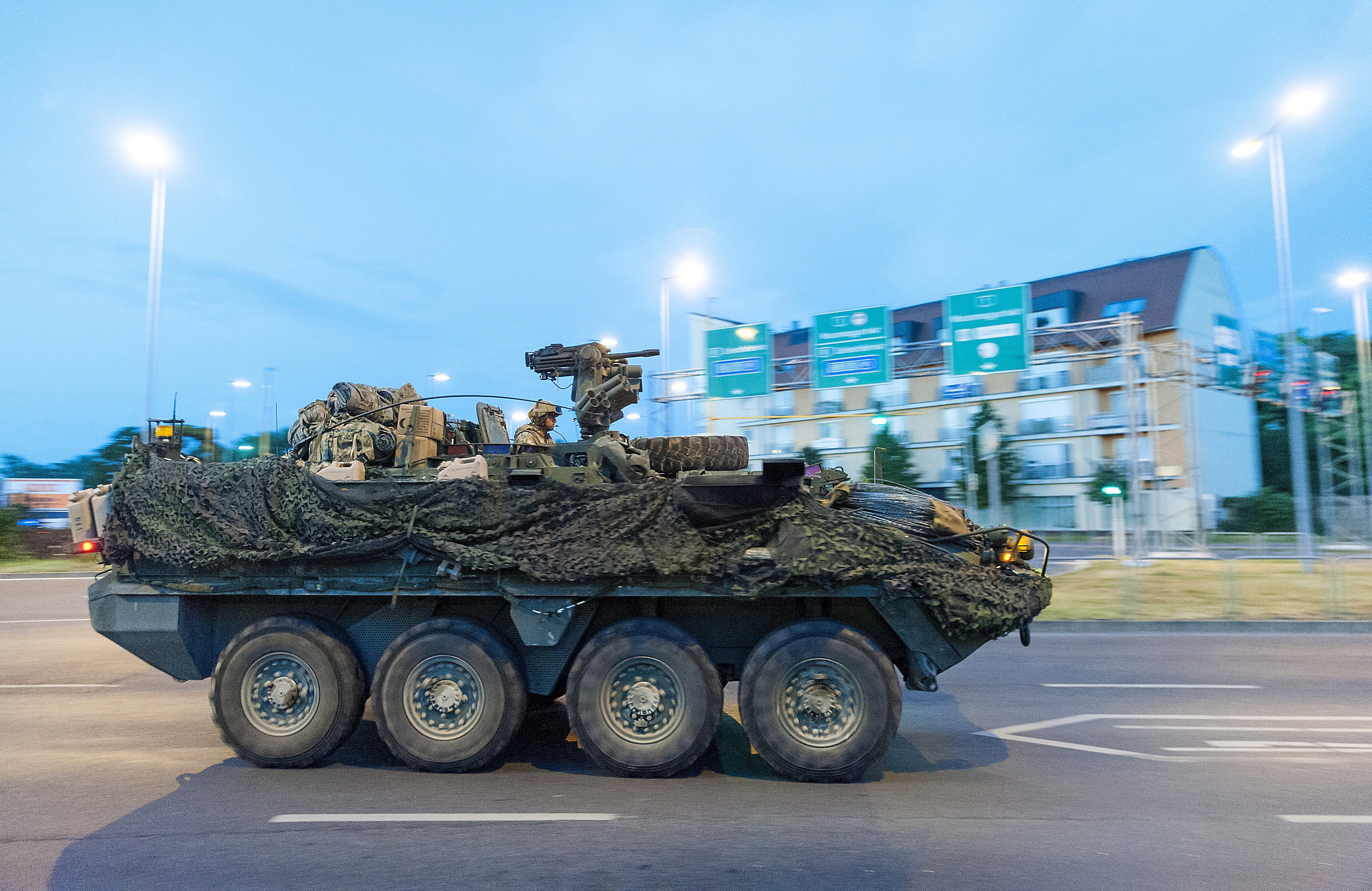 Hajnalban amerikai páncélozott szállító harcjárművek jelentek meg Győrnél