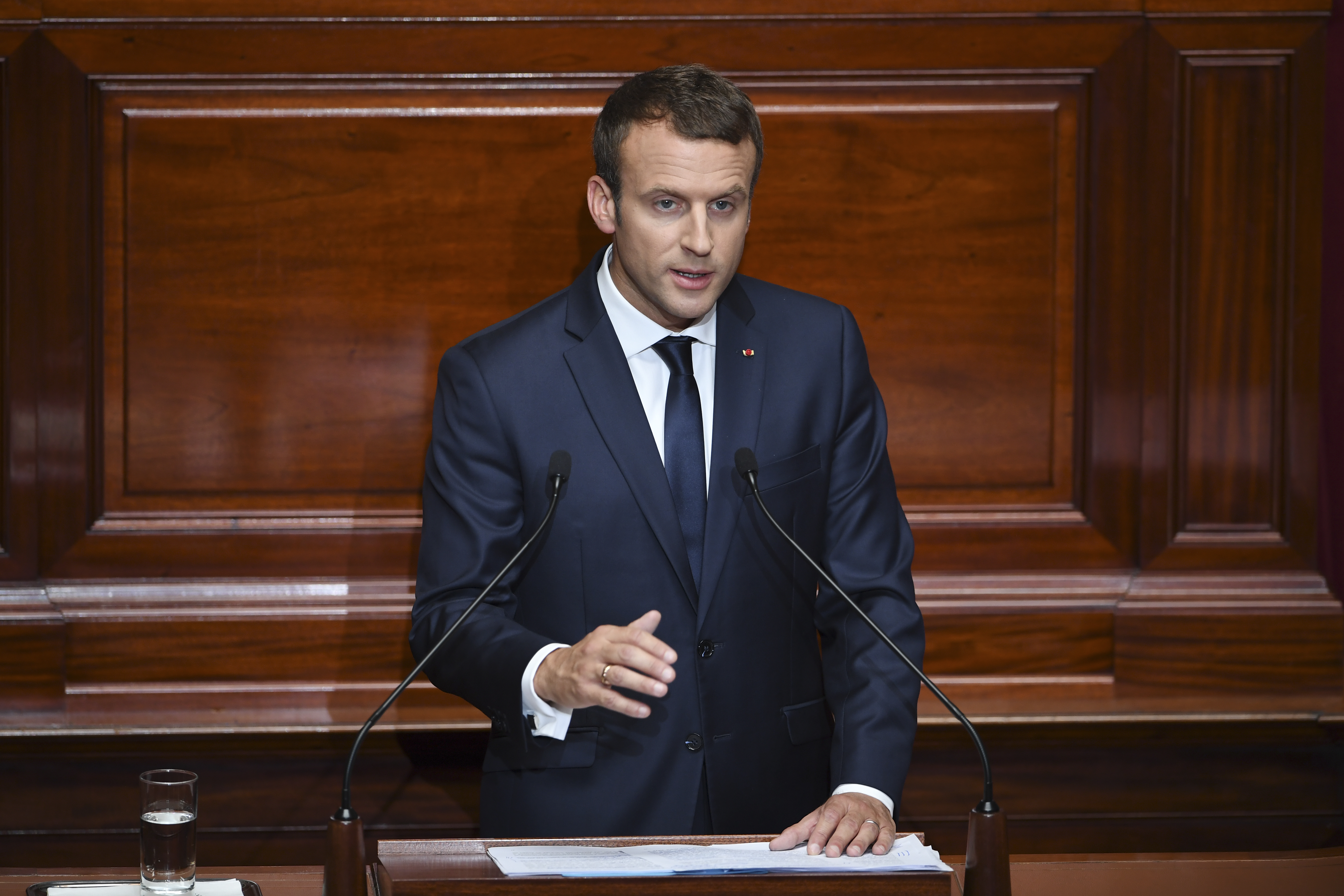 Macron a cinizmusáért és felelőtlenségéért támadta az olasz kormányt
