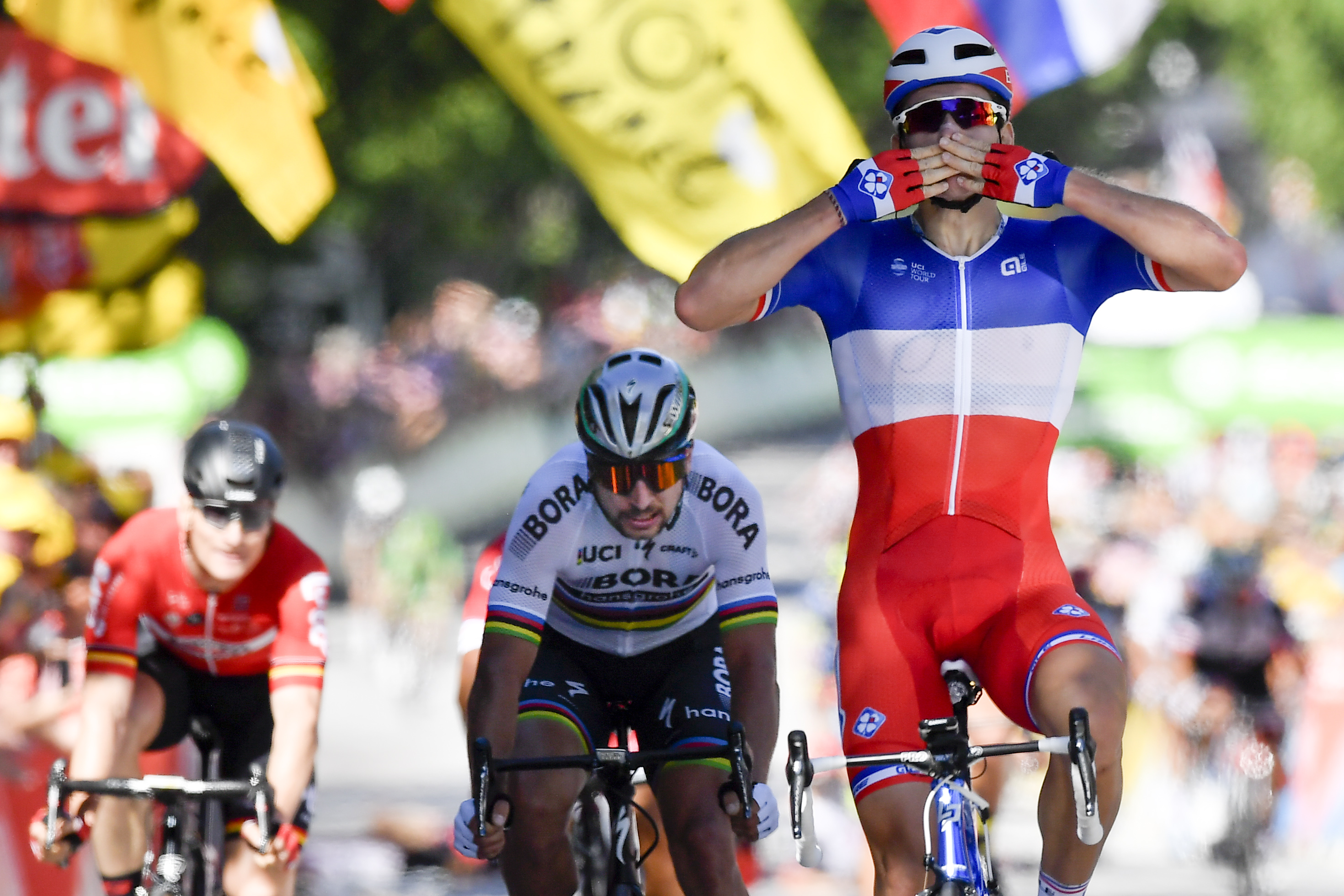 Sagan (középen) még így se tudott nyerni, a szakaszt a francia Arnaud Demare, a FDJ versenyzője nyerte. A szakasz után a versenyzsűri órákig tanácskozott, végül kizárta a pontverseny toronymagas esélyesének számító szlovák kerékpárost.