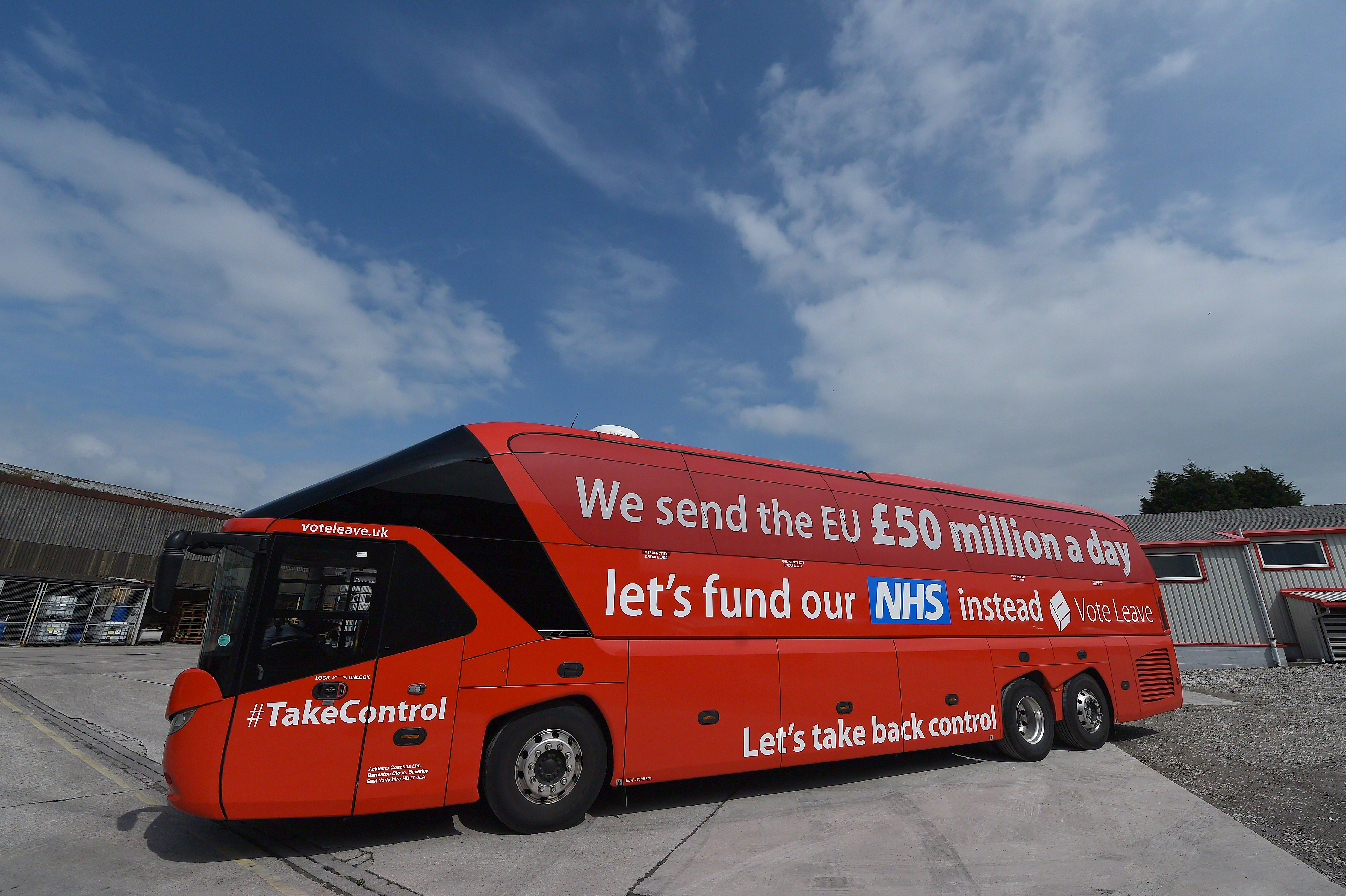 A Brexit-kampány legnagyobb hazugságát egyből a kampány hivatalos buszának oldalára írták fel öblös betükkel. A szlogen kitalálója, Dominic Cummings egy év távlatából már az egész kilépést hülyeségnek tartja.