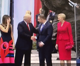Trump újabb elbaltázott kézfogása