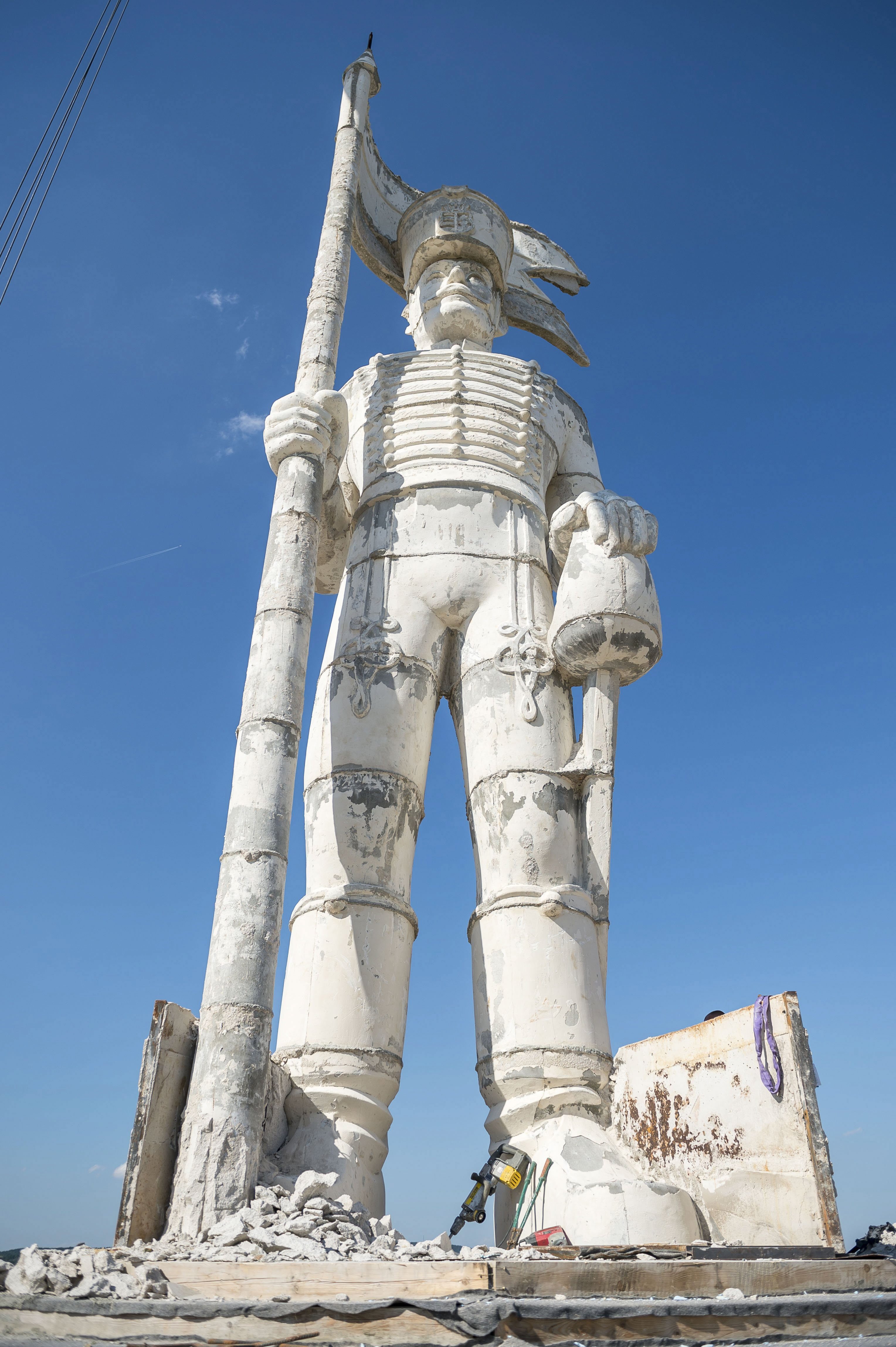 Ez itt Miskahuszár, Magyarország legnagyobb szabadtéri szobra