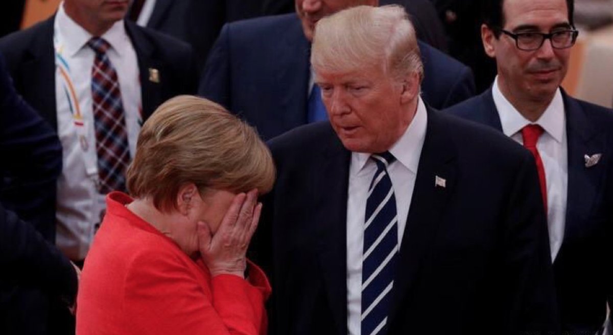 A képek alapján azt gondolnád, hogy ez lehetett Angela Merkel legnehezebb napja