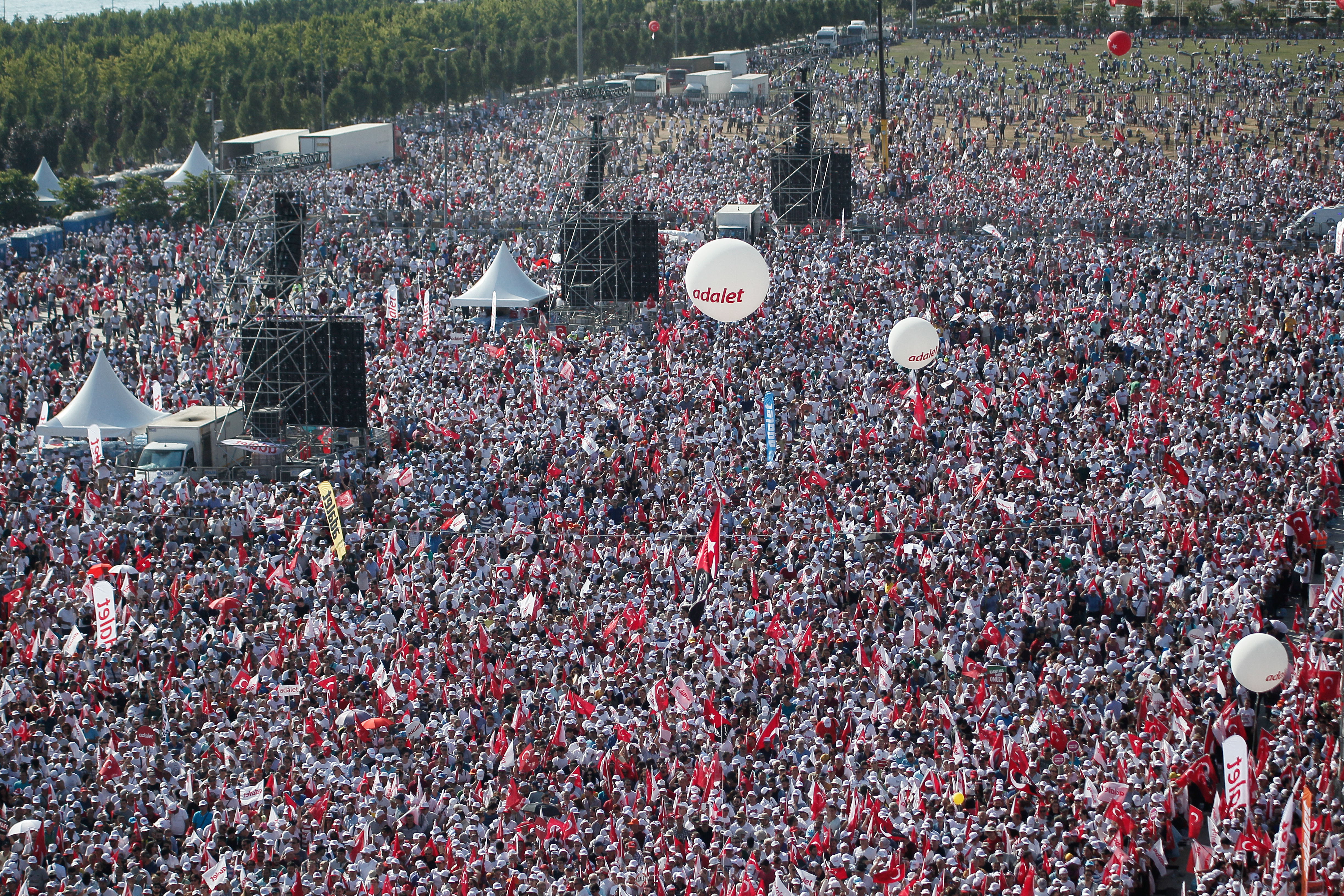 Százezren tüntettek Erdogan ellen Isztambulban