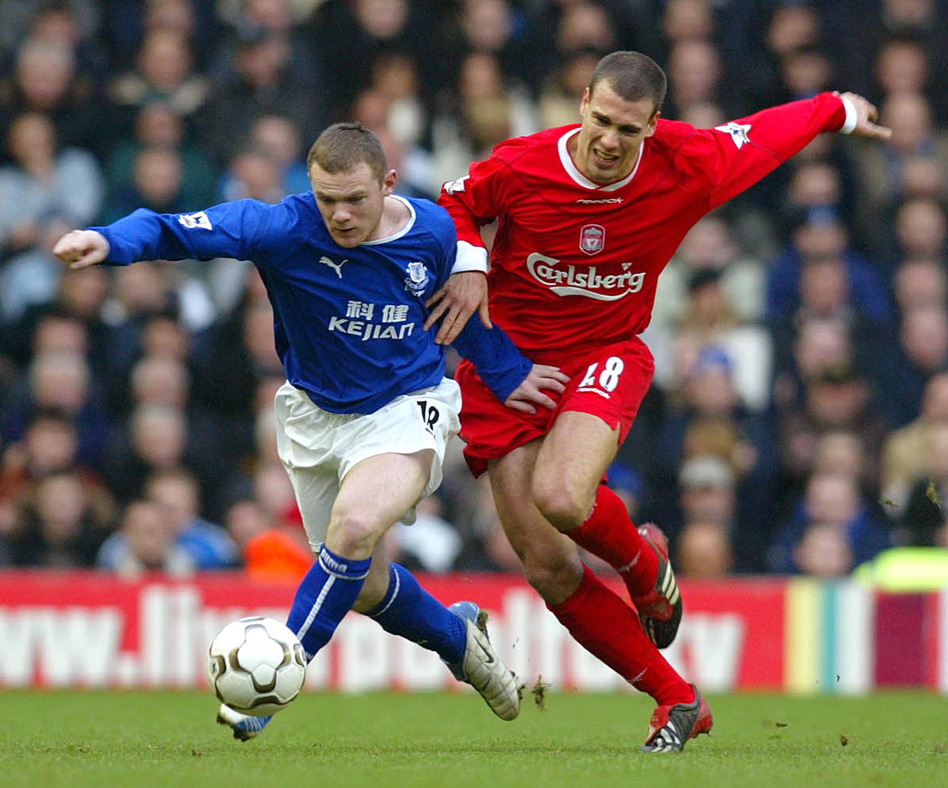 Vissza a gyökerekhez: Rooney 2004-ben a Merseyside derby-n harcol Bruno Cheyrou-val a labdáért.