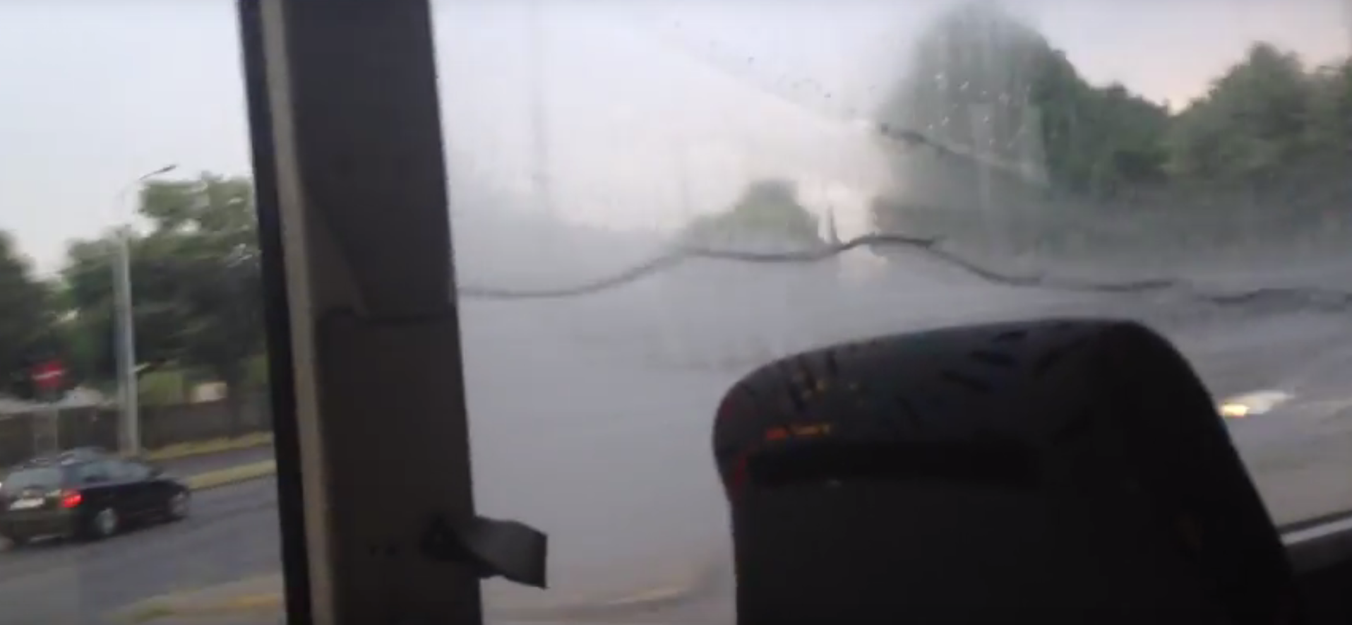 Hullámzott a víz az ablaküveg két rétege között a Volánbusz járatán