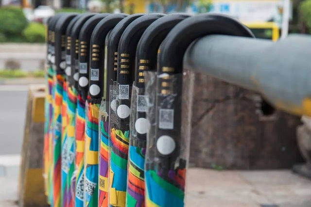 Esernyőkölcsönző startup indult Kínában, pár hét alatt szinte mind a 300 ezer esernyőnek lába kélt