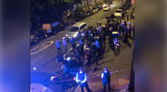 Letartóztattak egy londoni tinédzsert, miután robogóról spriccelt savat emberek arcába