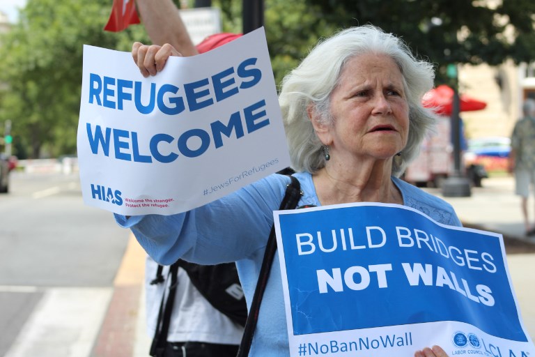 A bevándorlási korlátozás ellen tüntető nő Washingtonban.