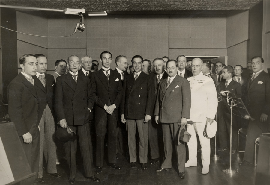 Az Emissora Nacional avatóünnepsége 1935-ben – Henrique Galvão középen feszít