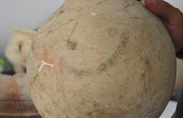 Ősi smiley-ra bukkantak egy majdnem 4000 éves edényen