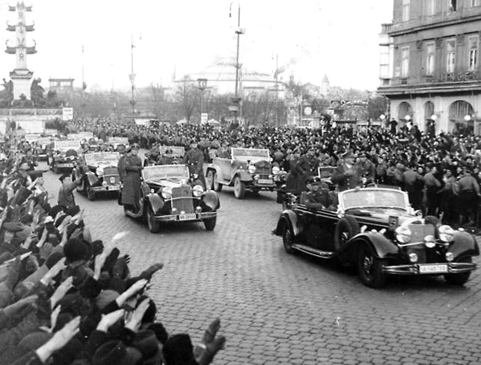 1938. március 15-én Adolf Hitlert ünneplő tömeg fogadta Bécsben