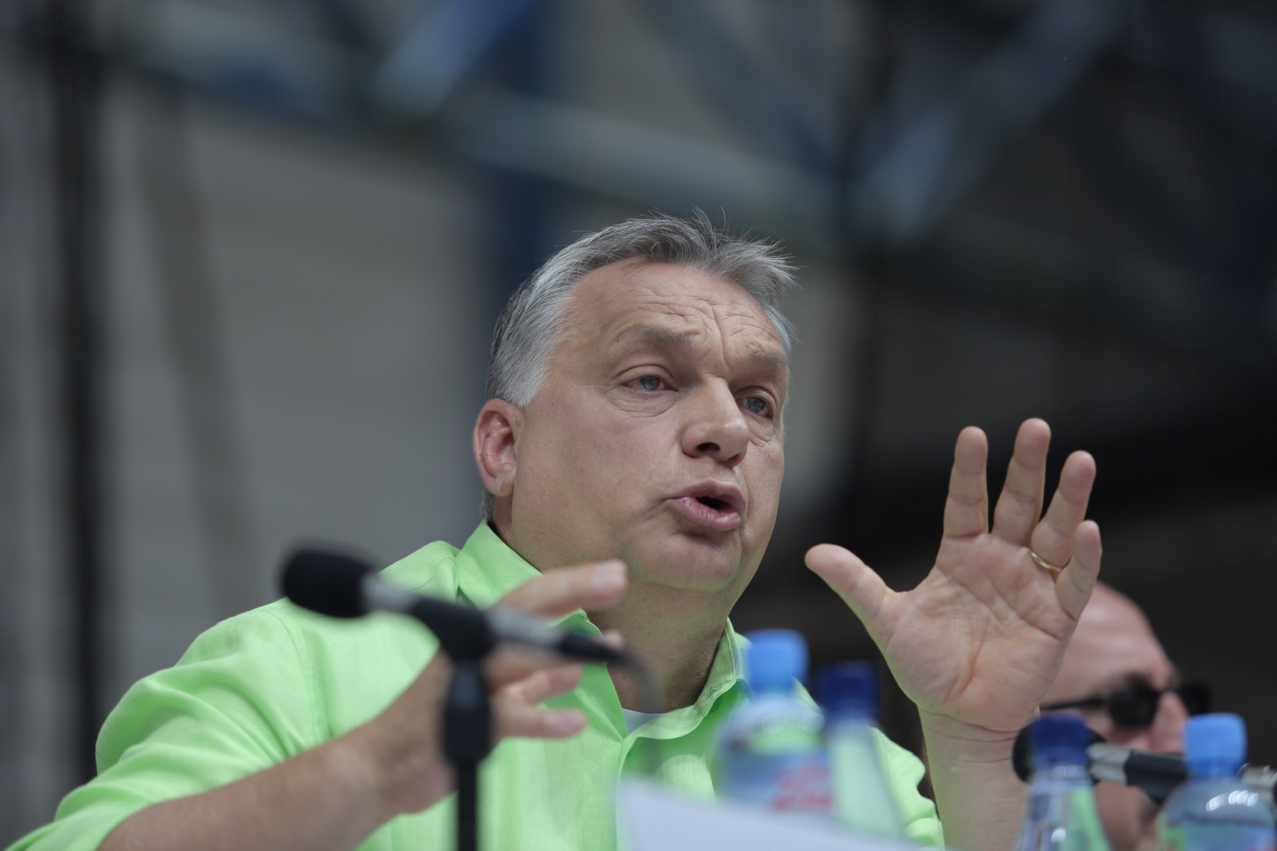 Nem igaz, hogy Orbánon kívül mindenki lebontaná a kerítést, ezért a Fidesznek kell egy új ellenség: a sajtó