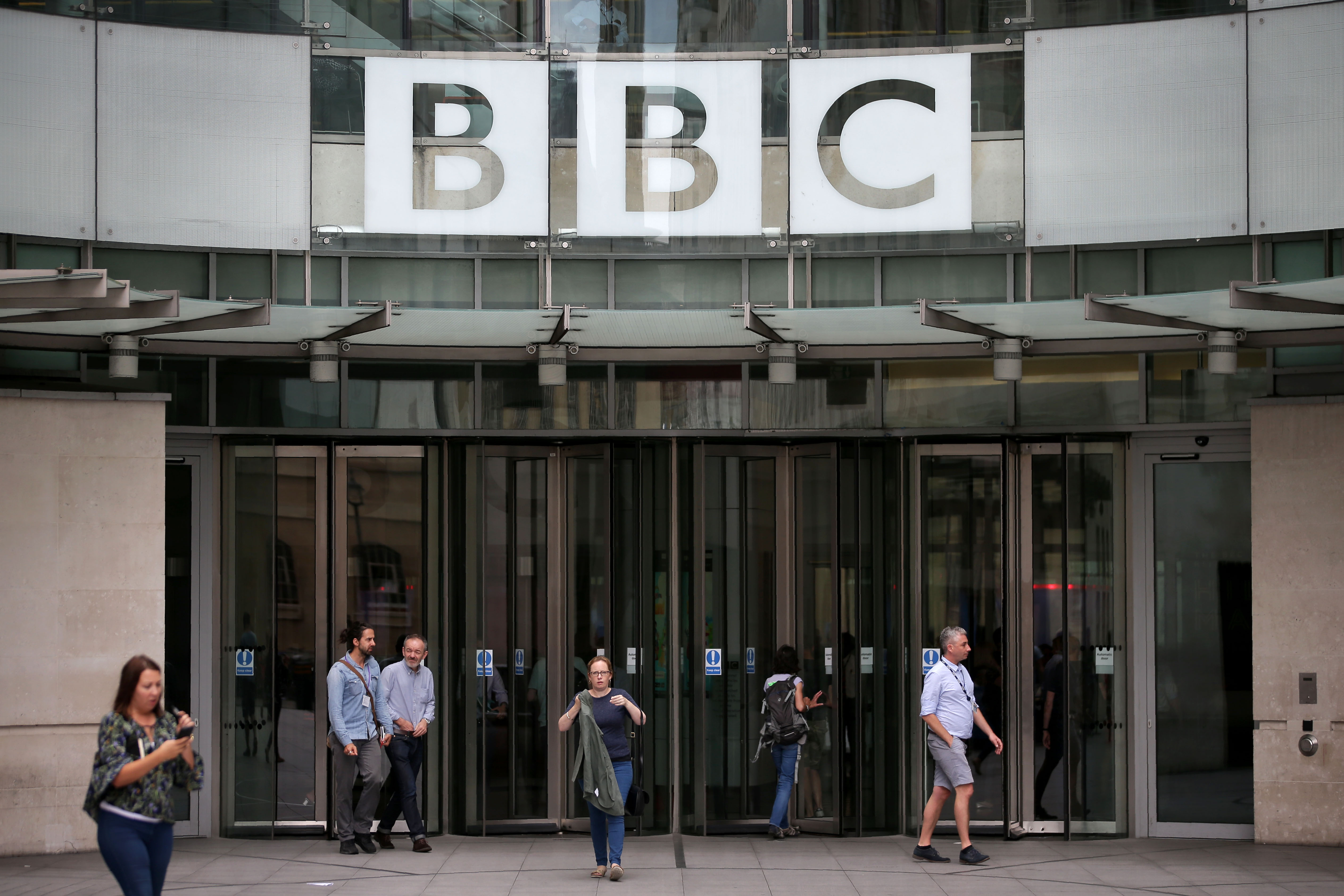 A fiatal szerint semmi törvénytelen nem történt közöttük a BBC műsorvezetőjével, aki a vád szerint szexuális tartalmú fotókért fizetett neki