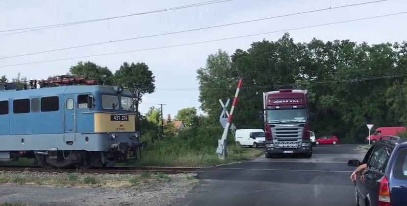 Nyitott sorompó mellett haladt el egy vonat Szegednél