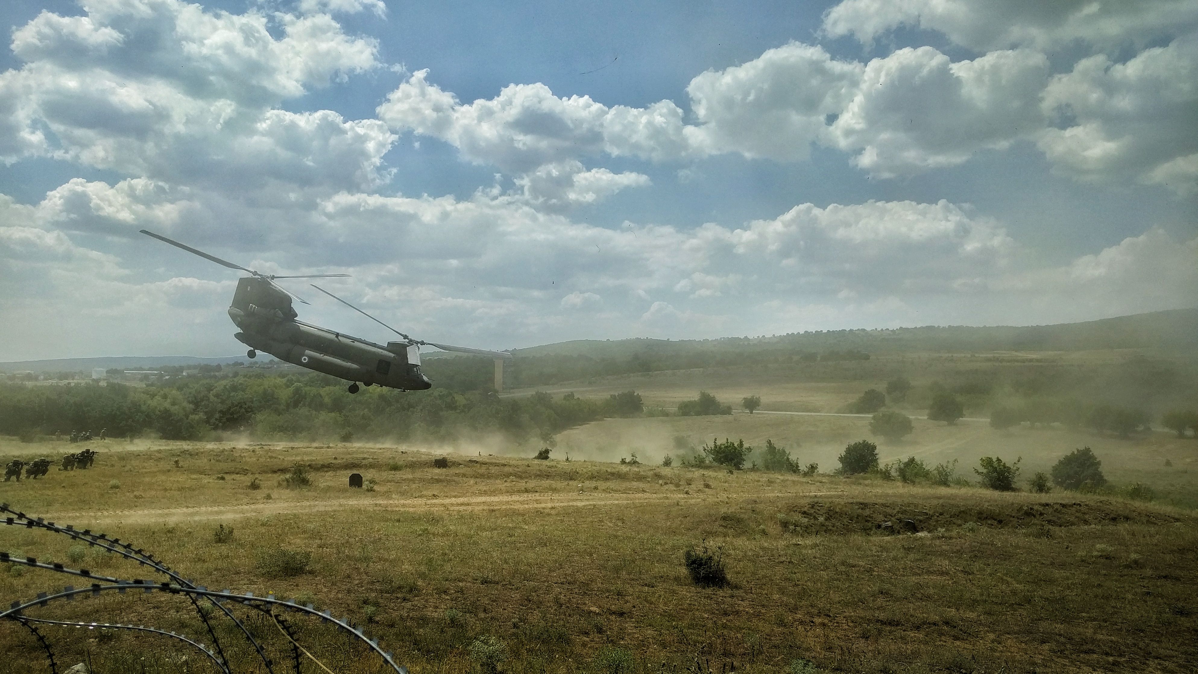 A NATO 2017-es bulgáriai hadgyakorlatán grúz gyalogosok landolnak egy görög helikopterrel. A gyakorlaton egy rejtélyes, az amerikaiakkal egyenrangú támadó elleni védekezést gyakorolták.