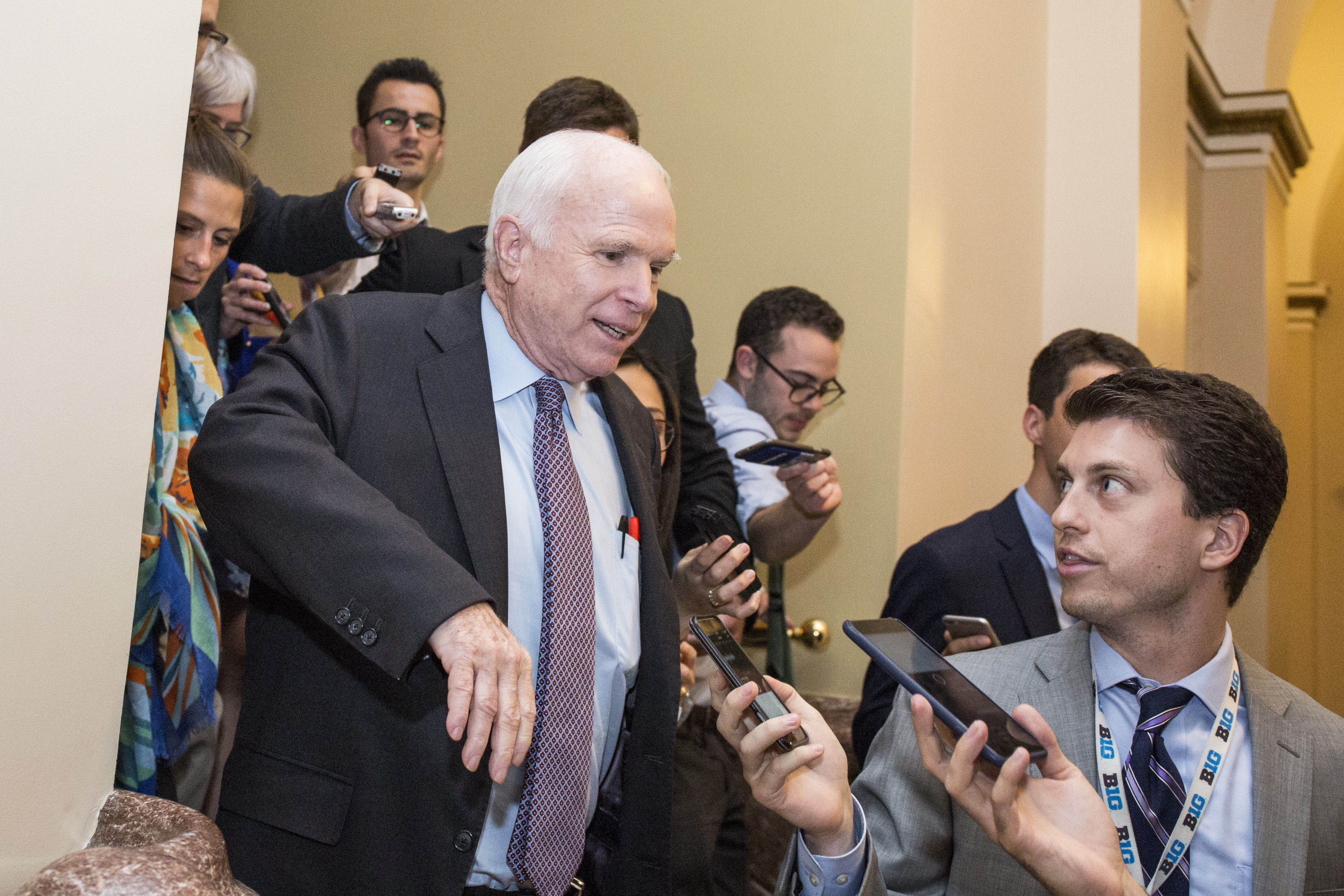John McCain szembement a republikánusokkal, elbukott az egészségügyi reform visszavonása