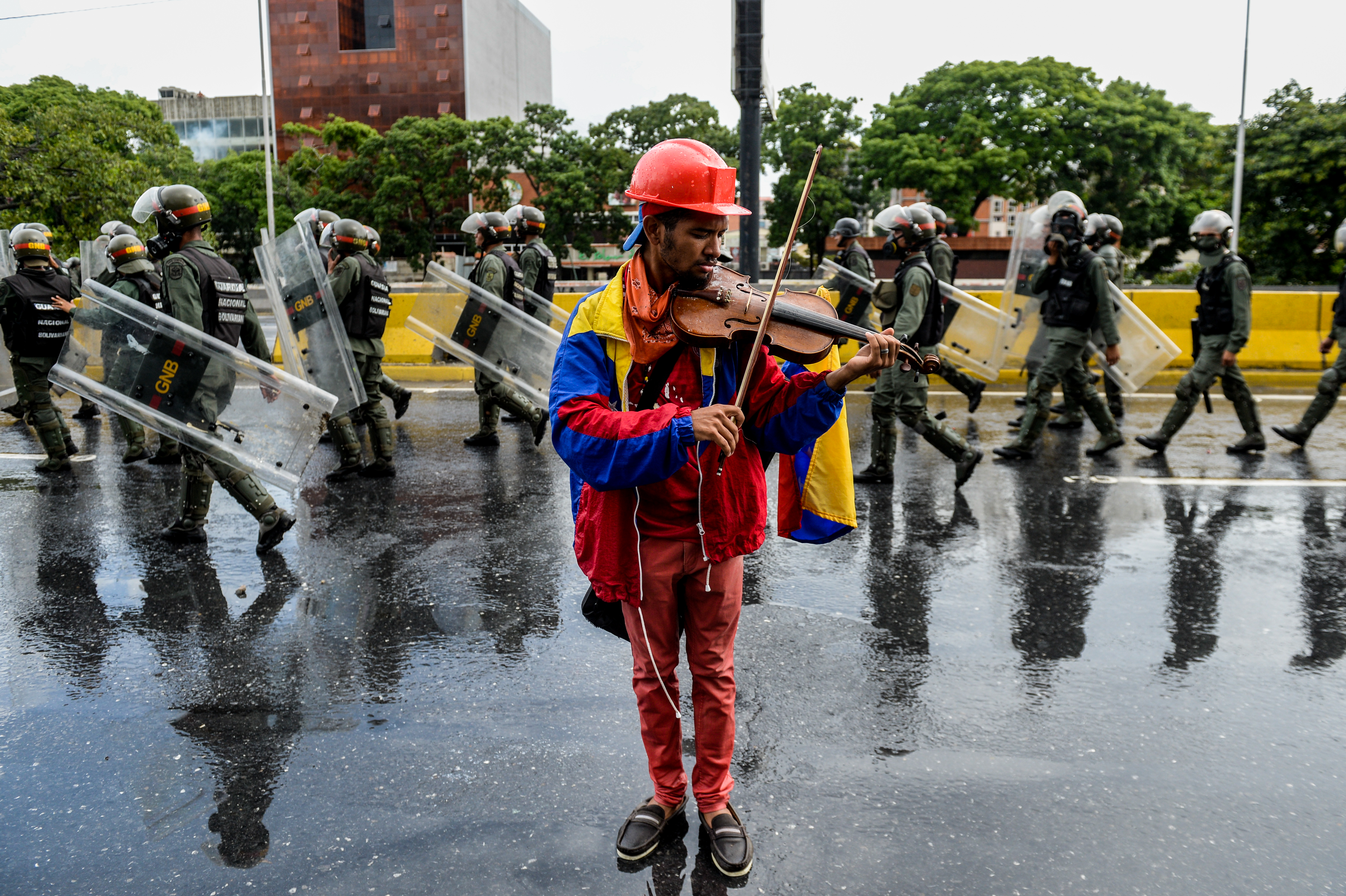 Hegedűjével verték el a venezuelai tüntetések ikonikus hegedűsét