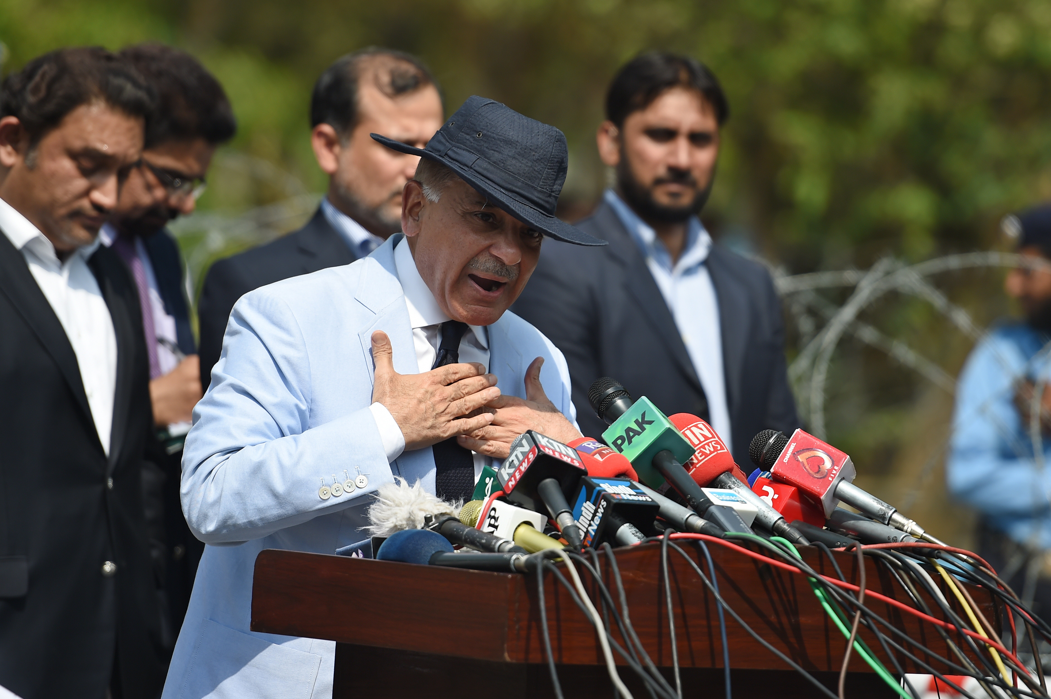 A pakisztáni kormányfő, akit azért mondattak le, mert nem tudott elszámolni a családja gazdagodásával, az öccsét nevezte meg utódjául