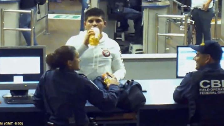 Videó készült arról, ahogy egy mexikói fiatal a határőrök előtt húzza meg a meth-es palackot