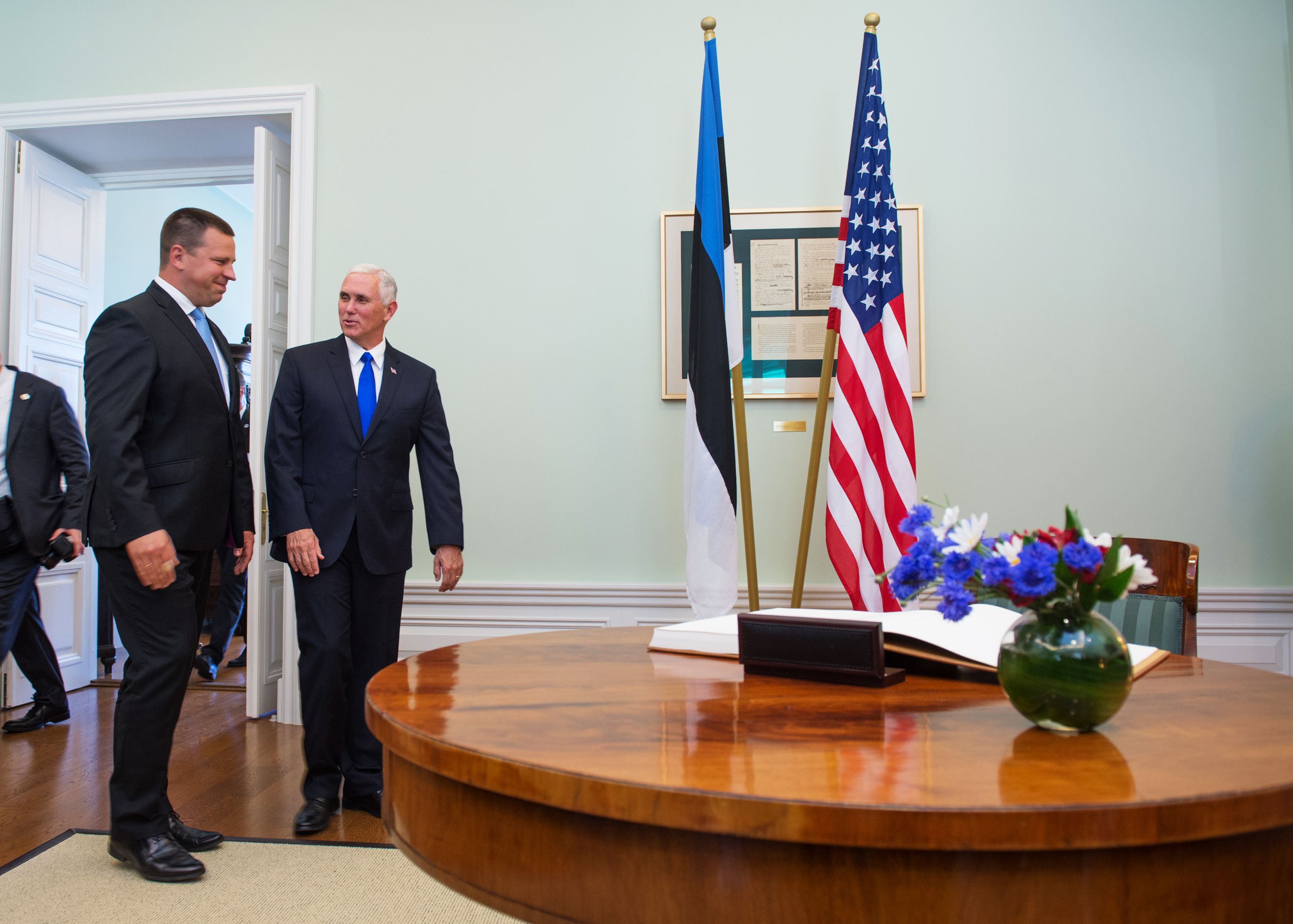 Mike Pence keményen bírálta Oroszországot balti látogatásán