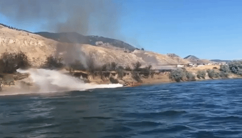 Csúcsra pörgette a speedboat motorját, hogy a hullámokkal oltsa el a tüzet a parton