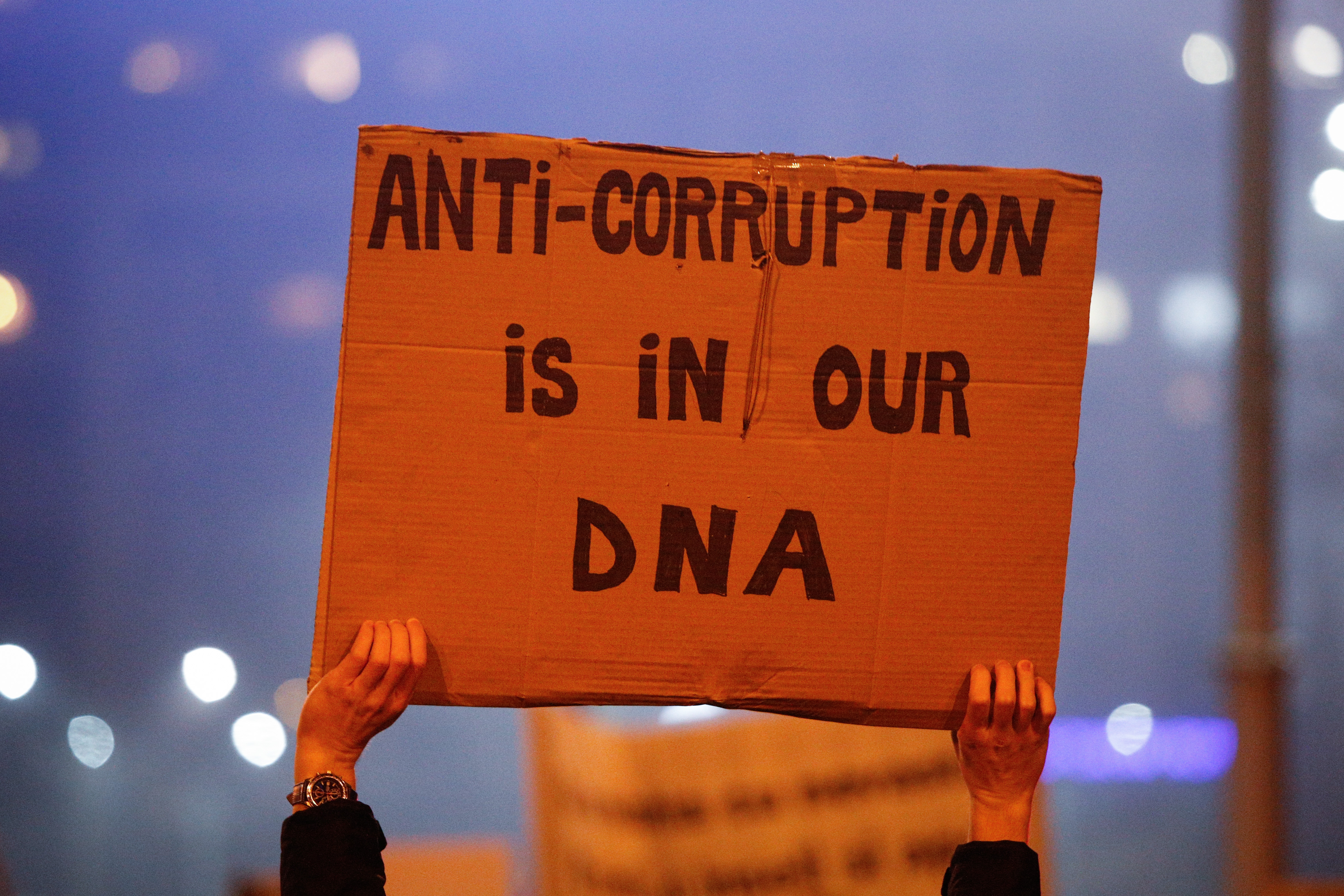 Házkutatást tartott a román kormánynál a Korrupcióellenes Ügyészség