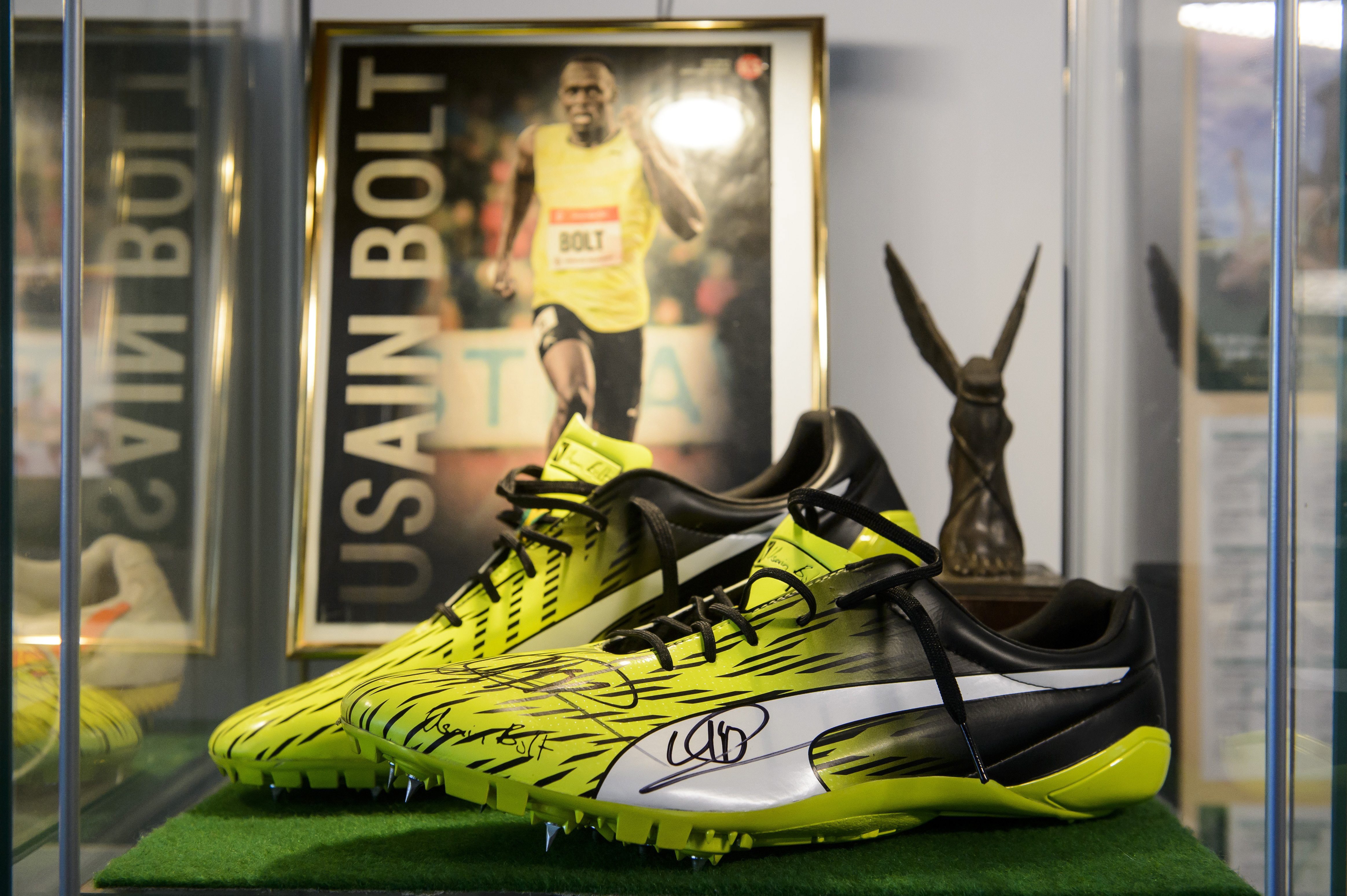 Usain Bolt futócipőjével gazdagodott a somoskői cipőmúzeum
