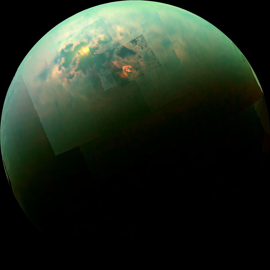Megcsillan a napfény a Titan etán-metán tavain. A Cassini űrszonda infravörös hullámhosszakon nézett be a hold vastag légköre alá. (NASA/JPL-Caltech/University of Arizona/University of Idaho)