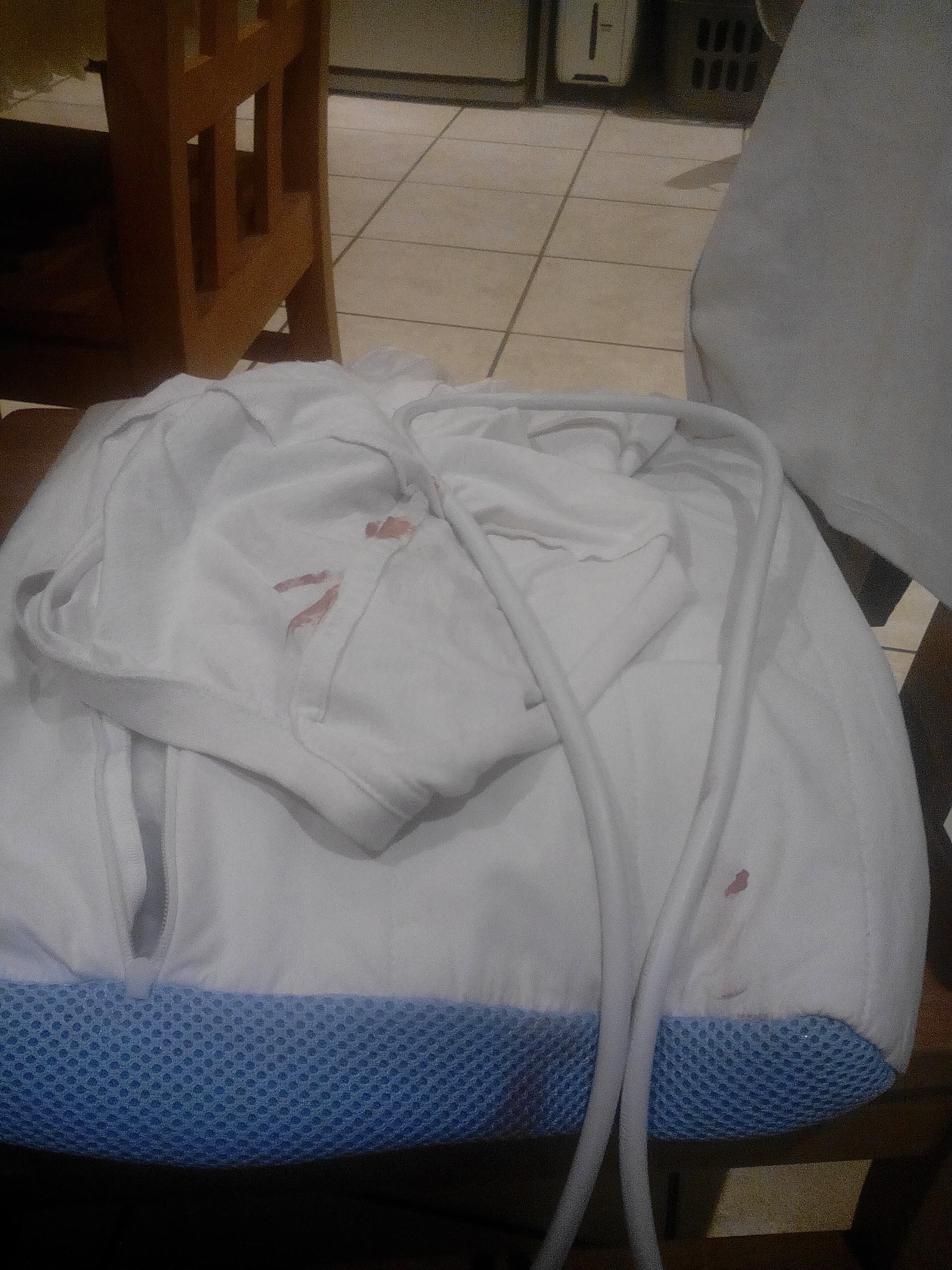 Elképesztő fordulat: a Budapest-London repülőjárat egy másik utasának ruhái is véresek lettek a bőröndben 