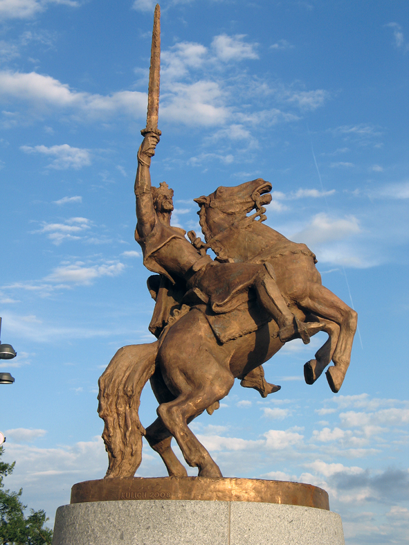 Szvatopluk lovas szobra Pozsonyban. A pajzsát egy ideig kettős kereszt díszítette, de utóbb politikai okokból eltávolították róla.