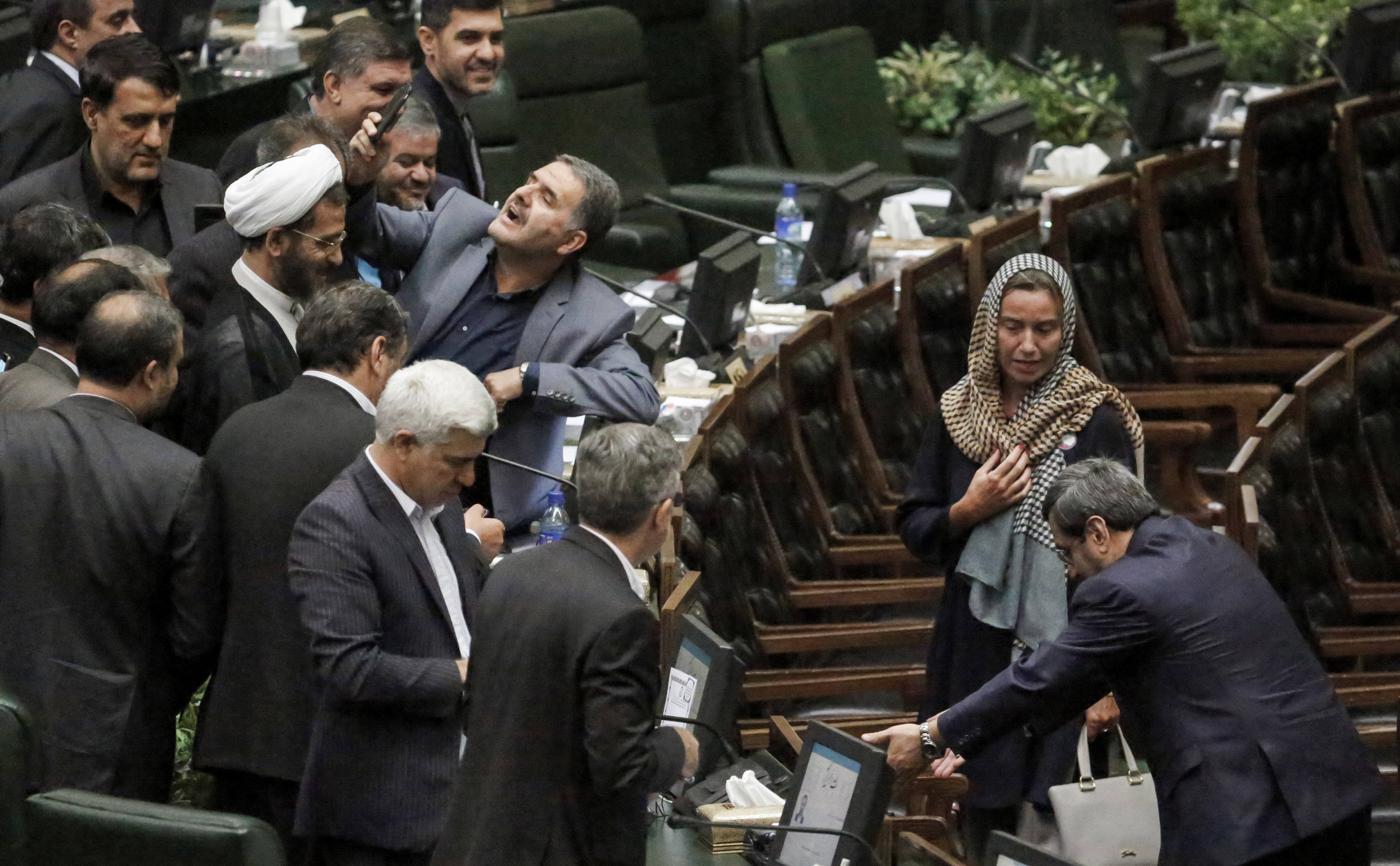 Teljesen bezsongtak az iráni parlamenti képviselők attól, hogy nő került a terembe