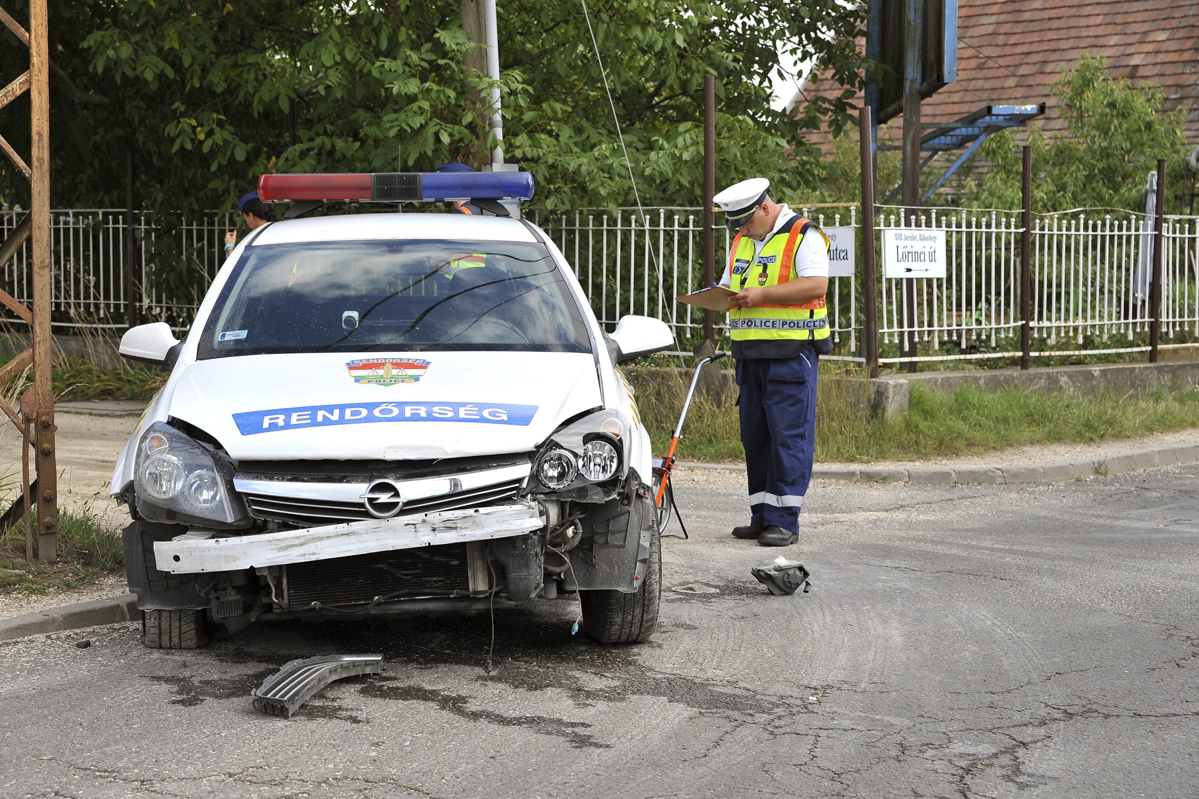 Rendőrautó ütközött a Fiumei úton, öt sérült