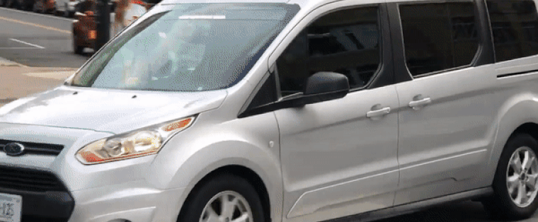 Ülésnek öltözött sofőr vezette az "önvezető" autót