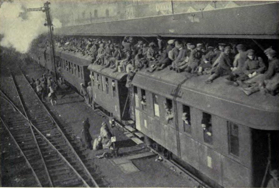 Frontról hazatérő katonák 1918 végén. Hasonlóképpen utaztak az orosz hadifoglyok is.