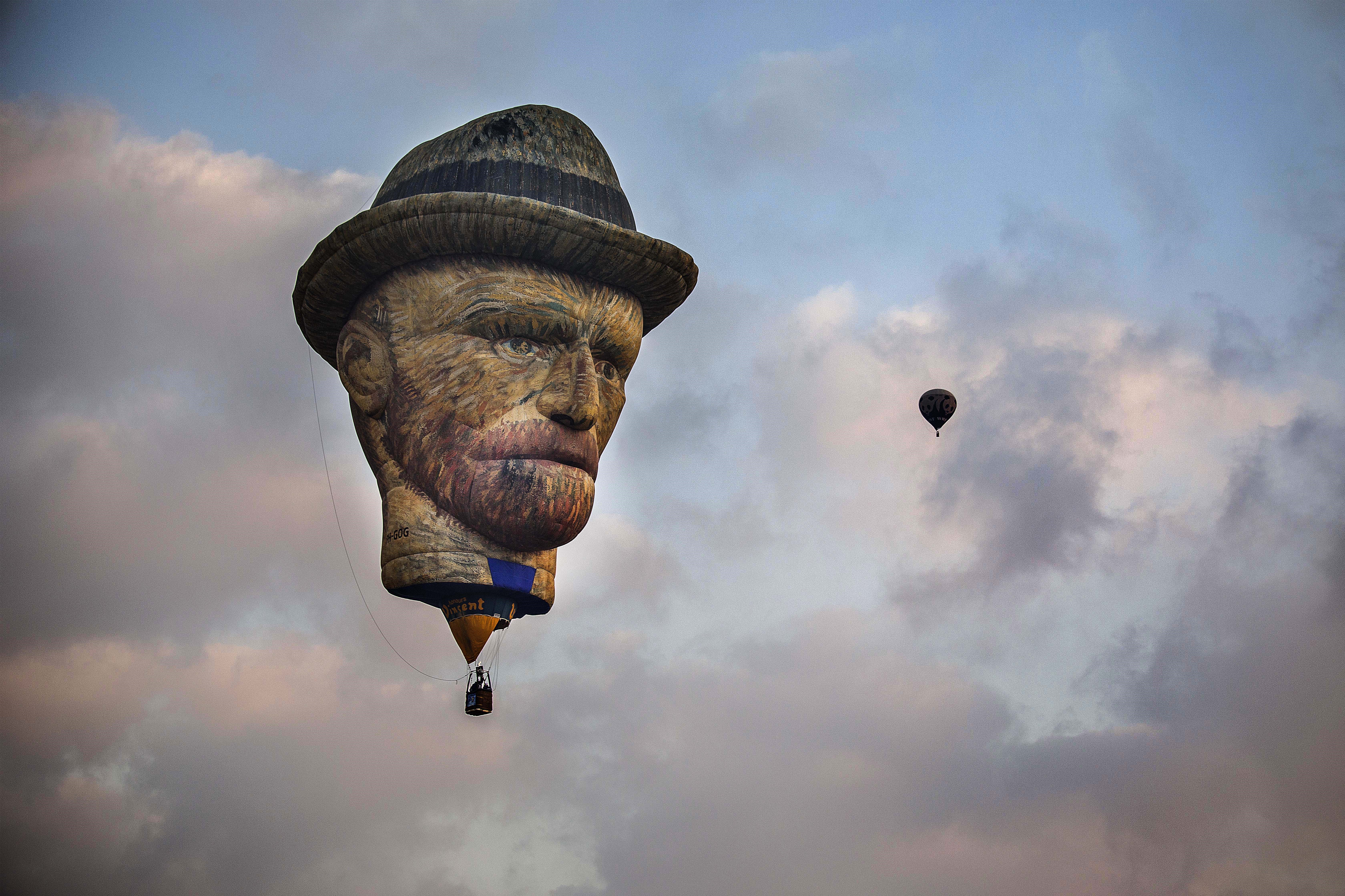 Kolosszális van Gogh-fej bukkant fel Izrael egén