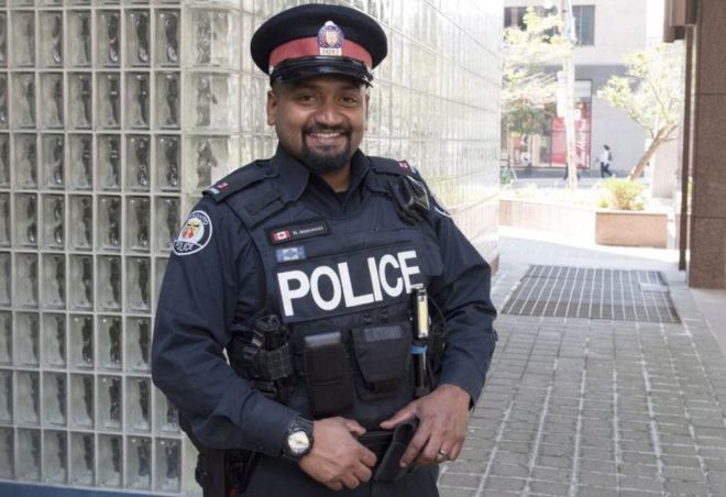 Megkapta az állást a torontói fiatal, aki boltból lopta volna el az inget és nyakkendőt az interjúra, amit végül egy rendőr fizetett ki neki