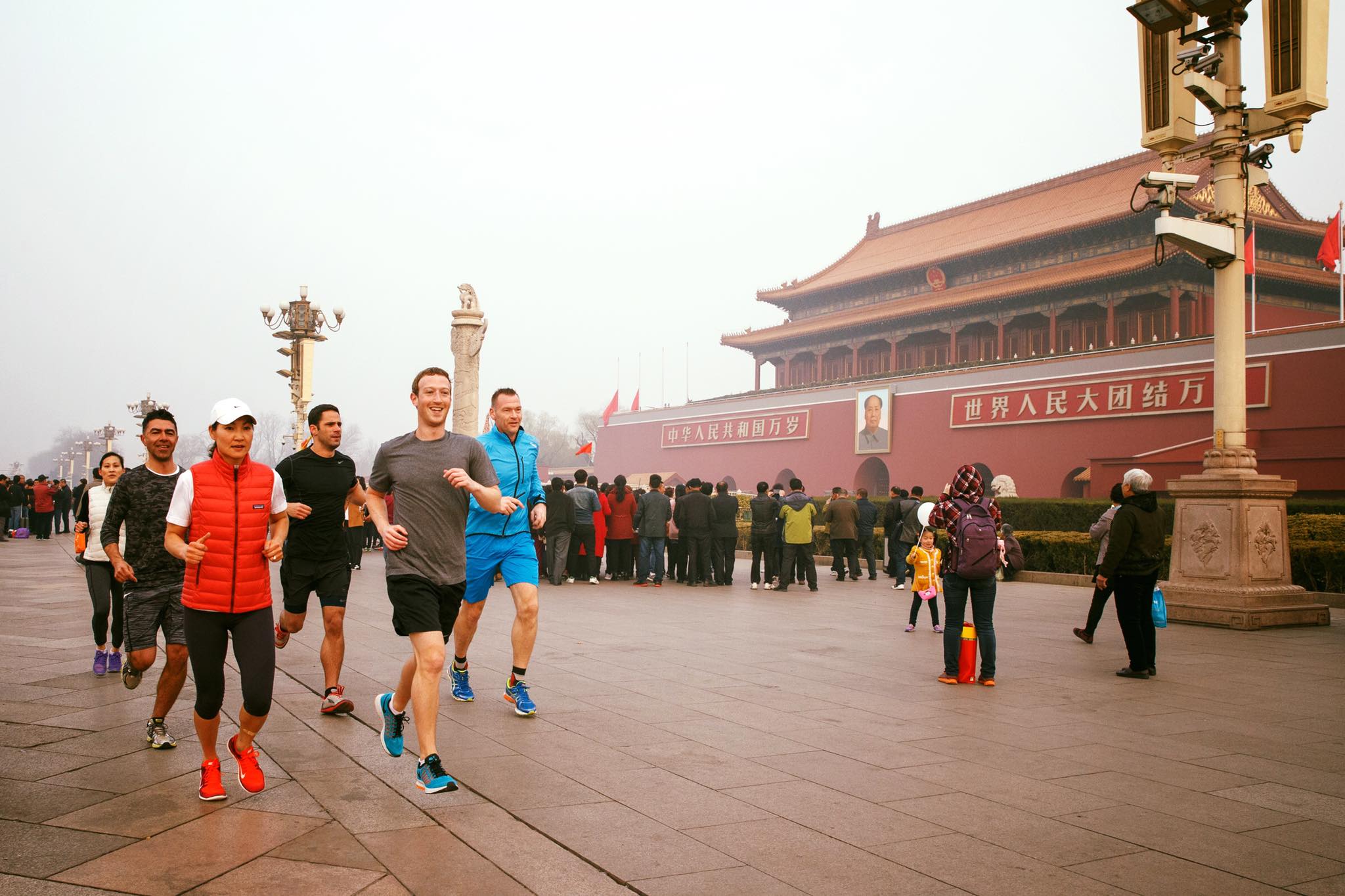 Mark Zuckerberg kocog a pekingi Tienamen téren